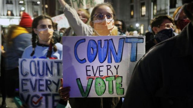 Protestas en Filadelfia en demanda de que se cuenten todos los votos en las elecciones de Estados Unidos.