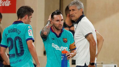 Quique Setien hablando con Lionel Messi en una pausa del partido ante Villarreal durante la temporada pasada (Reuters)
