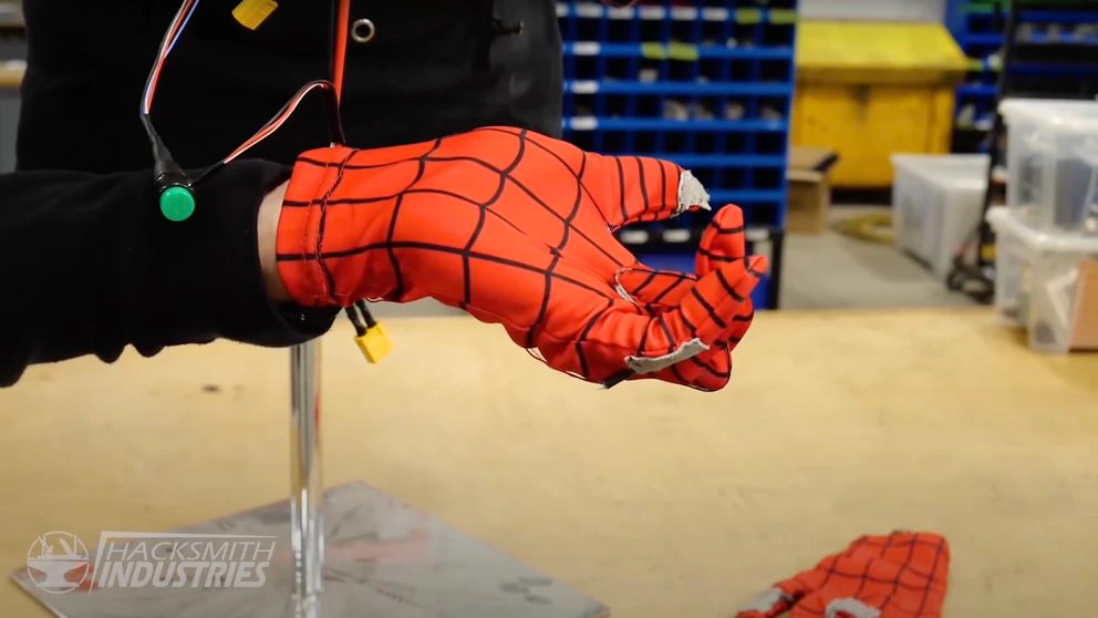 Un ingeniero creó un lanza telarañas que le permite columpiarse como Spider  Man | Noticias de El Salvador | El Urbano News - Noticias Sin Intermediarios