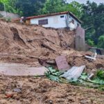 Madre e hijo fueron rescatados tras quedar atrapados en su vivienda