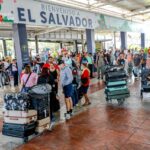 Donan implementos deportivos a escuela de fútbol en Zacamil 