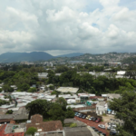 Bomberos sofocan incendio en terreno con maleza seca en San Salvador