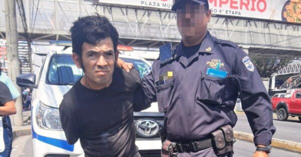 Capturan a hombre que amenazaba con arma de plástico en San Salvador ...