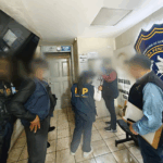 Indígenas en Bogotá atacan a cuatro policías durante protesta frente a la embajada de EE. UU.