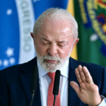 Motociclista adolescente fallece tras colisionar con autobús