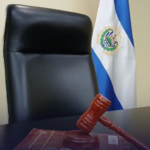 Acusado de intentar asesinar a su pareja frente a su hija enfrentará juicio en San Salvador